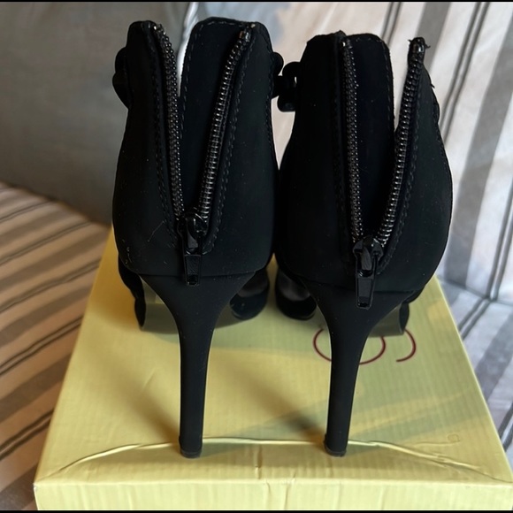 Black strappy heels - Picture 3 of 3